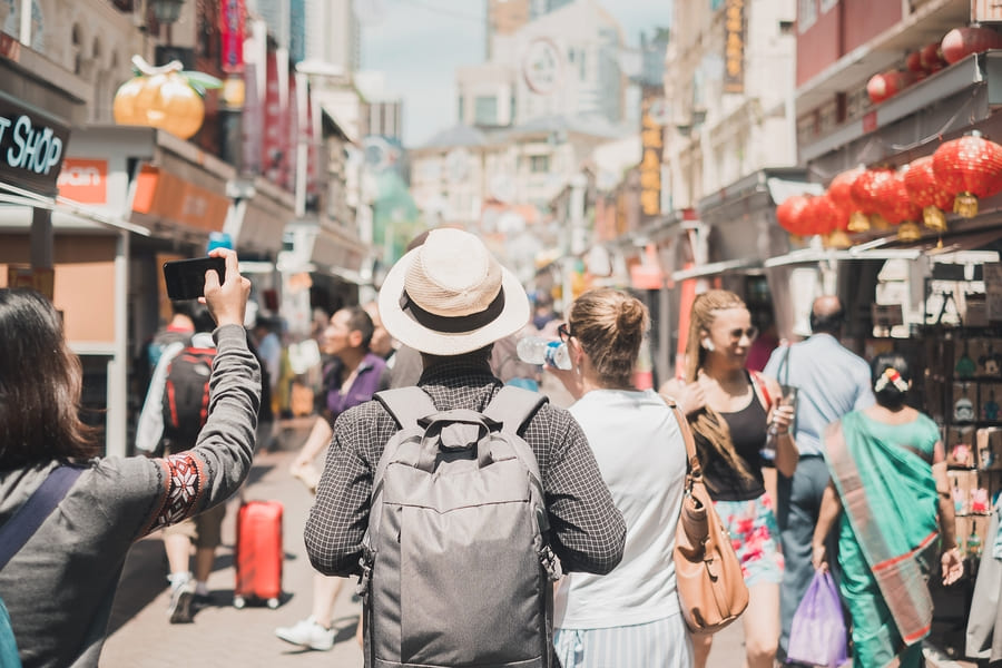 Viajero con sombrero y está de espaldas en china