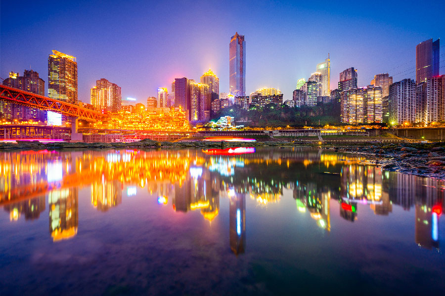 Grandes edificio de la ciudad de Chongqing en la noche