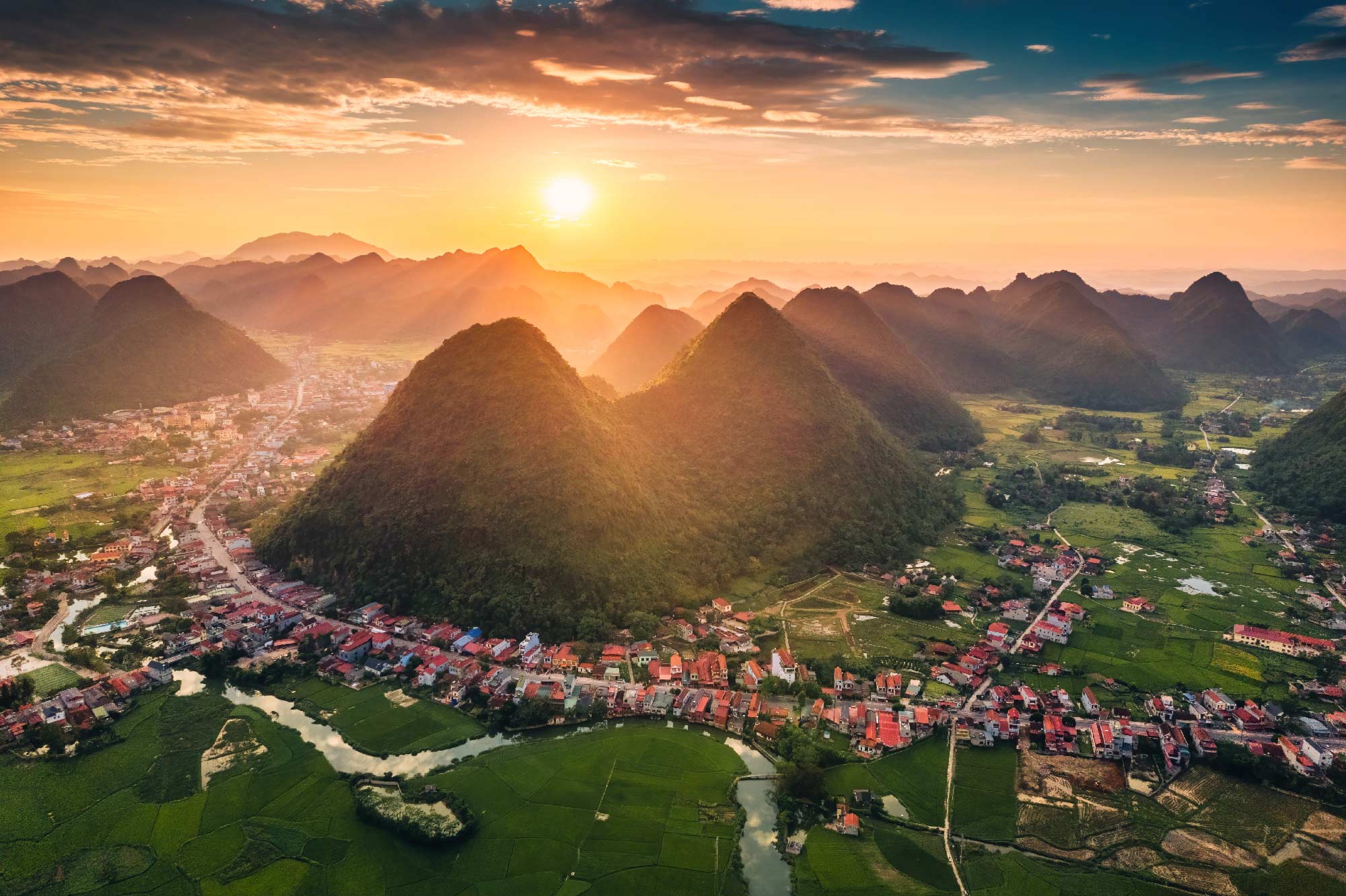 Paisaje montañoso a la hora del atardecer de Yangsho, China